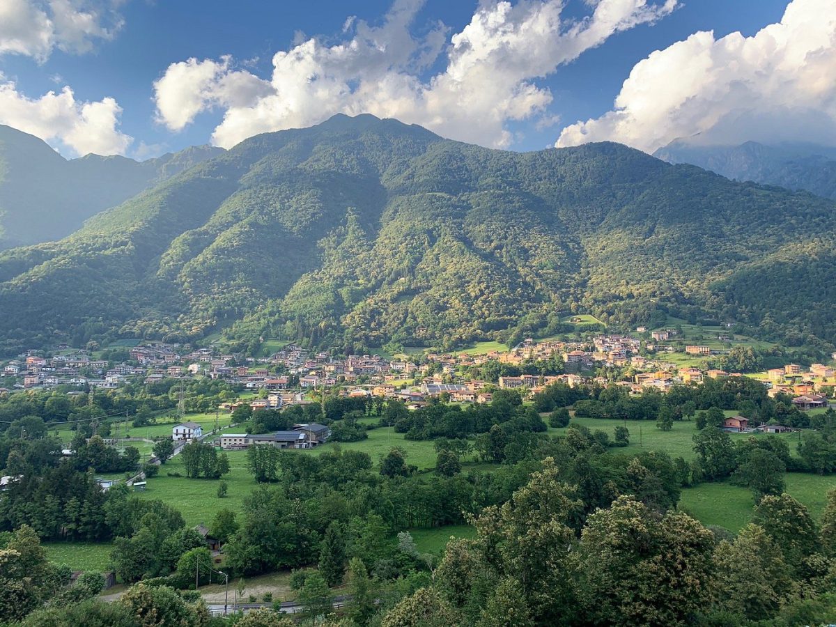 Panorama della Valsassina dalle terrazza del Crotto Alpino