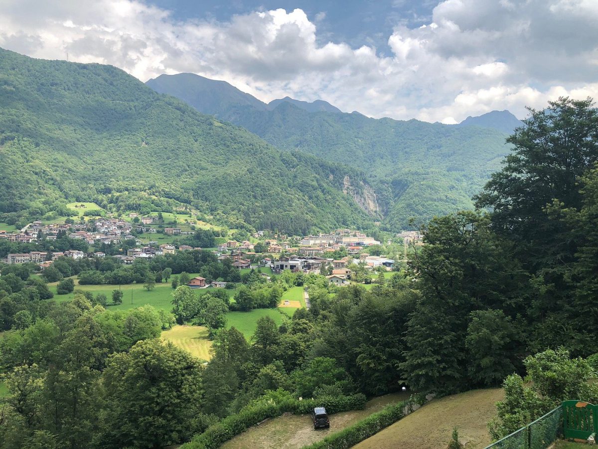 Panorama della Valsassina dalla terrazza del Crotto Alpino di Primaluna