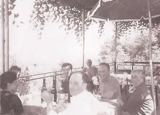 foto storica del crotto alpino con una tavolata di amici su terrazza panoramica del crotto alpino
