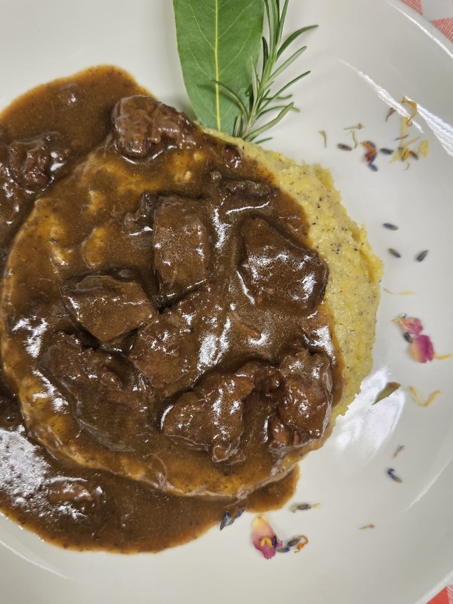 Polenta Taragna con Spezzatino di Vitello del crotto alpino in valsassina