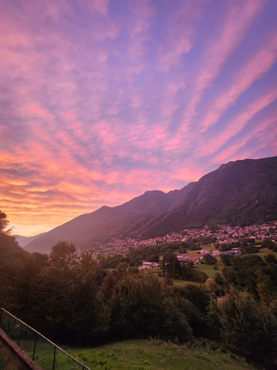 vista panoramica del tramonto sulla valsassina dal crotto alpino