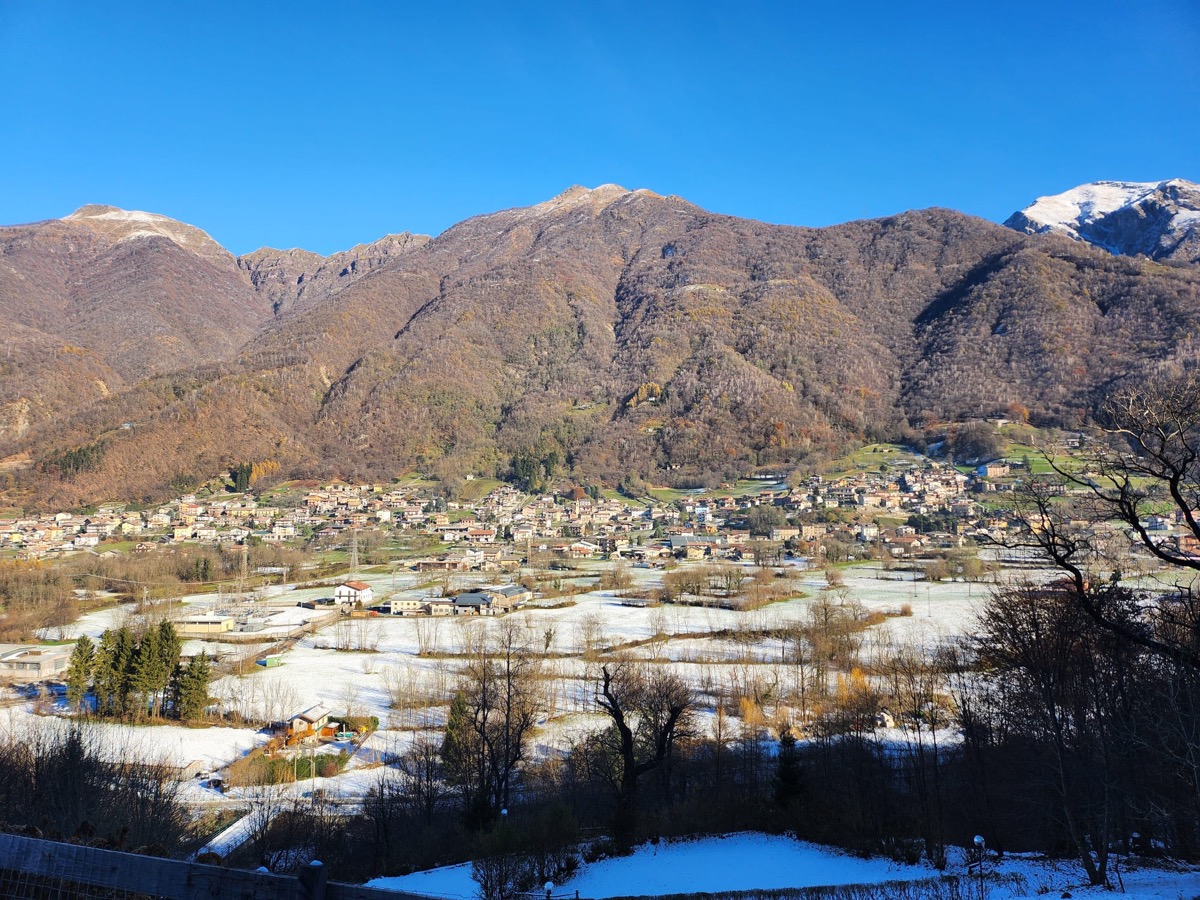 vista panoramica della valsassina innevata dal crotto alpino