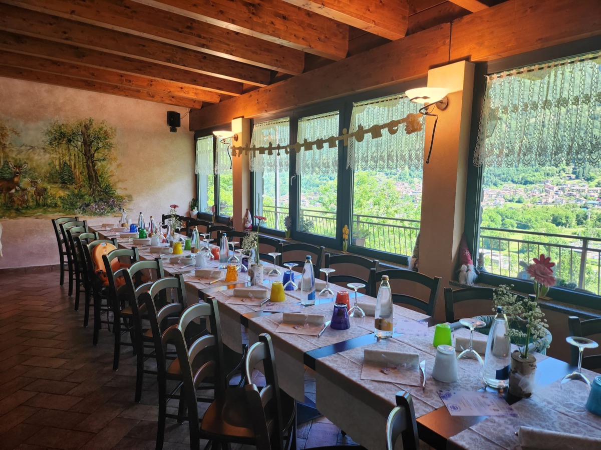 tavolata ricevimeto, compleanno al crotto alpino